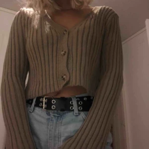  - Så sjukt fin kofta/tröja med knappar! Den är mer som dem två sista bilderna i färgen! Kan skicka mer bilder om det önskas! Den är i storlek L men passar från xs-m beroende på hur man vill att den ska sitta! Endast testad! 