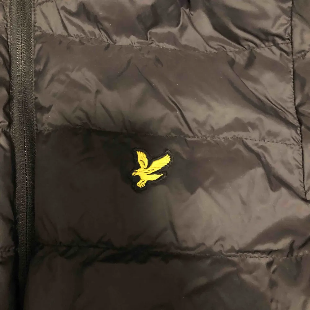 Snygg jacka från Lyle & Scott. Ingen aning om den är äkta eller ej eftersom den är köpt ny av någon annan. I vilket fall som så synd det inte isåfall. Säljes eftersom jag har köpt en ny. . Jackor.