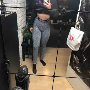  - Snygga och sköna tights från Myprotein. Sparsamt använda, inga slitningar. De är lite stora i storleken så de passar S och kanske även en liten M också. Inte högmidjade egentligen men blir det på mig som är 160. Säljer pga att de är för stora för mig. 