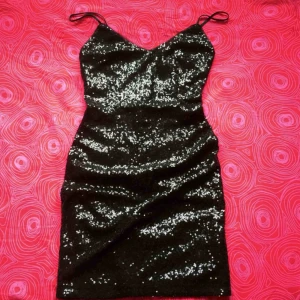  - ✨ Svart figurnära paljettklänning med justerbara axelband och dragkedja i ryggen. Bottenkanten längst ner av klänningen som går runt benen är 80 cm i omkrets och inte stretchig ✨ Frakt är inkluderat i priset! Skriv gärna om du har några frågor! 💕