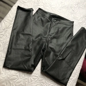  - Helt oanvända coated jeans i stl M🌸 Sjukt snygga och otroligt sköna, men tyvärr lite förstora för mig..