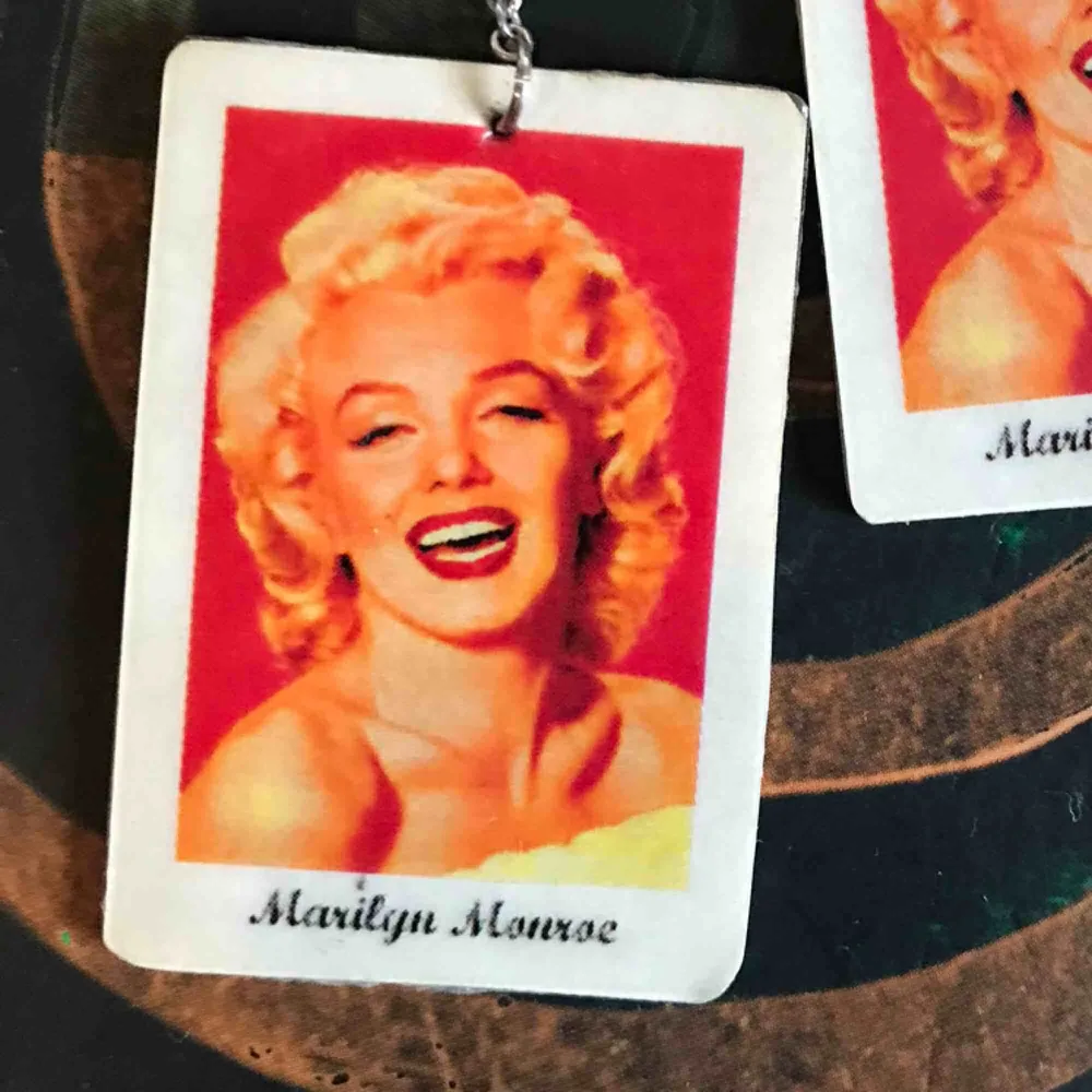 Skit snygga retro Marilyn Monroe örhängen, men samma bild på fram o baksidan. Köparen står för frakten;). Accessoarer.