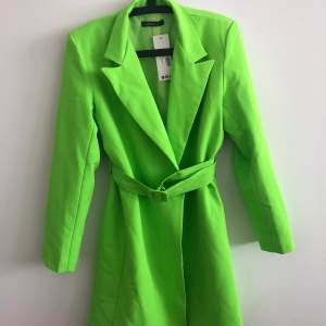 Härlig grön blazer dress från boohoo. Aldrig använd, prislapp kvar. Nypris:399. En knapp är borta men enkelt att sy på en ny.