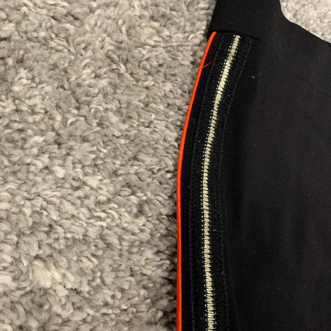 Tajts med guld o röda streck  - 90