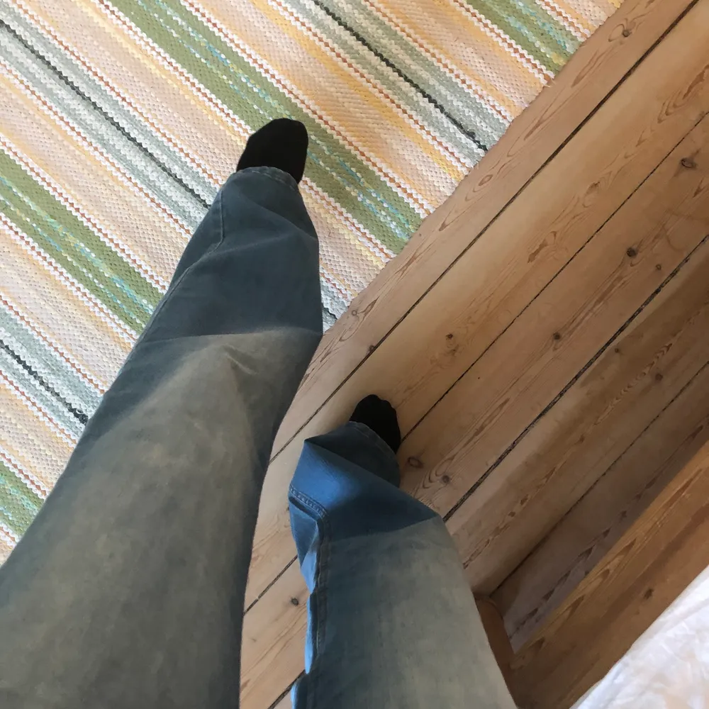 Ett par balla bootcut brallor från Cheap Monday, de är i relativt bra skick😊skulle säga att de är en M ungefär men passar xs-s om man vill ha lite oversize look, frakt tillkommer💜. Jeans & Byxor.