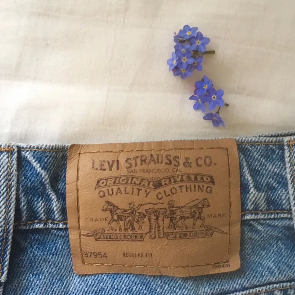 Levi’s 954 high waisted jeansshorts, inköpta på Beyond Retro. Passar till allt, superfina till sommaren! Tjockt, slitstarkt jeanstyg. Storleksmärkta storlek 5, motsvarar ungefär XS-S. Frakt tillkommer för 66 kr 🌷. Shorts.