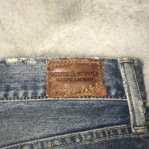 Ralph Lauren Boyfriend jeans - Slitna jeans från Denim & Supply (Ralph Lauren) Storlek 29 i midjan (små i storleken!) I modellen boyfriend Väldigt bra skick, använda på riktigt två ggr pga inte min stil.