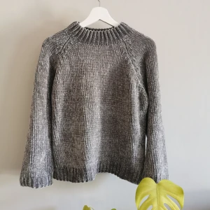 Stickad tröja i mjukt tyg - Mysig stickad tröja från Gina Tricot av riktigt mjukt material. Köparen står för frakt. 