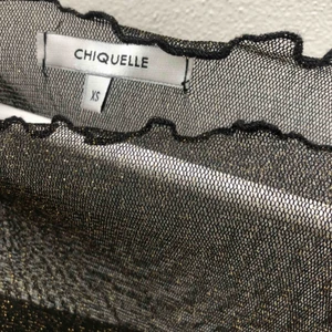  - Säljer denna sjukt fina glitter toppen från Chiquelle. Köptes inför en nyår och har också bara använts vid en nyår så fortfarande super fint skick. Fin med både ett linne men också med en bh/bralette under😊