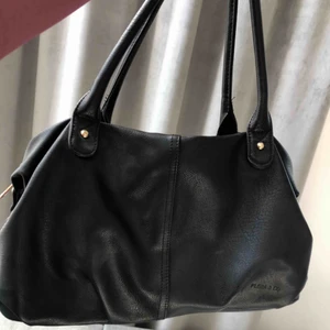  - Säljer denna super fina och basic väskan. Fake läder och har en super snygg insida med bra fack😊