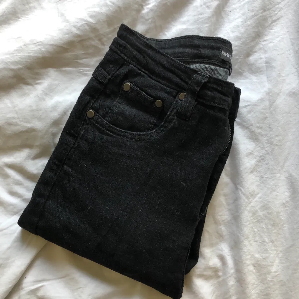 Snygga PLT jeans med fransade ändar, inte jätte tighta utan sitter tight vid magen och rumpan och blir lite lösare där nere, säljer pga att de är förstora på mig och har aldrig använt dem ute har bara testat hemma🤍. Jeans & Byxor.