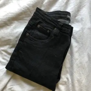 Snygga PLT jeans med fransade ändar, inte jätte tighta utan sitter tight vid magen och rumpan och blir lite lösare där nere, säljer pga att de är förstora på mig och har aldrig använt dem ute har bara testat hemma🤍