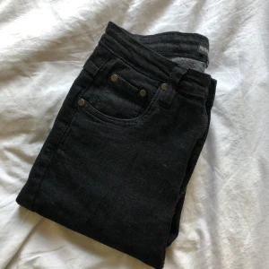 Svarta jeans med fransad ända  - Snygga PLT jeans med fransade ändar, inte jätte tighta utan sitter tight vid magen och rumpan och blir lite lösare där nere, säljer pga att de är förstora på mig och har aldrig använt dem ute har bara testat hemma🤍