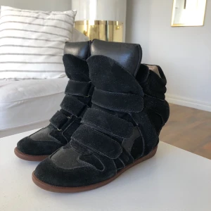Isabel Marant Sneakers - De är i ett använt skick då de är köpta för ungefär 3 år sedan, men fortfarande fina. Säljs då jag ej får användning av dom längre! För fler bilder kontakta gärna mig! 😄 Jag med storlek 38 har kunnat använda dom, men de blir lite trånga! org pris: 4900 kr