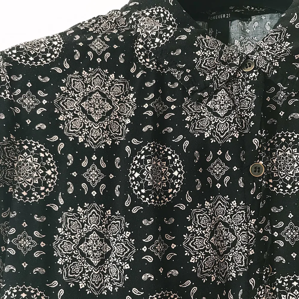 Cropped long sleeve shirt in black with grey geometrical print, from Foverever21, size L, very good condition. Blusar.