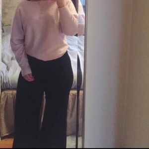 Utsvängda kostymbyxor st 40 - Utsvängda kostymbyxor från H&M i storlek 40. Bra skick, knäpps med dragkedja och hake. Priset är inklusive frakt 