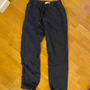 Linnebyxor - Säljer dessa marinblåa linne byxor från Mango! Så najs och sköna till sommaren. Är 167 och har ofta 34/36 i byxor och dessa sitter bra bara att de är en aning för korta. Se annan annons med linne byxor som är samma modell för att se fickan på baksidan