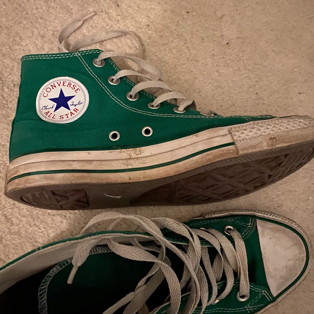 Super snygga converse i en trendig somrig färg! . Skor.