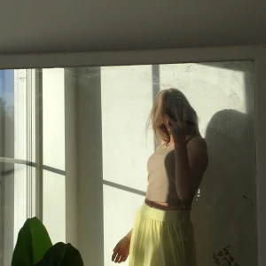 PLISSERAD LÅNGKJOL:) - En jätte fin lång ljusgul plisserad sommarskjol, Använd ett fåtal gånger och ser som ny ut, jätte fin o skön på sommaren och ger outfiten lite mer sommarvibe.storlek M men har själv oftast xs/s o den sitter super, Pris går att diskutera🥰