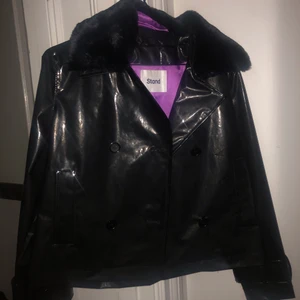 STAND Jacka  - Sommar/vår jacka från STAND med lila insida. Avtagbar pälskrage medföljer. Aldrig använd! Jag kan stå för frakt på denna 🔥 Nypris: 1500 