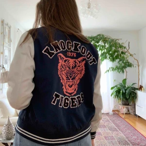  - Asball varsity jacka från Crocker, den är köpt här på plick men aldrig använd av mig. Den är i jättebra skick och ganska tunn.