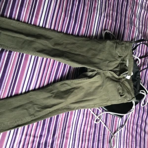 Jätte fina gröna byxor!  - Dom är ganska tajta och lågmidjade(skriv ifall ni vill ha flera bilder på plagget :)