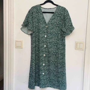  - Somrig klänning 🌸 möts upp i centrala Sthlm annars tillkommer frakt 🌜