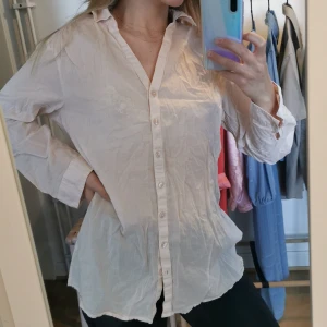 Beige/ljusrosa skjorta  - Tunn och skön, bra skick, skrynklig på bilden bara 