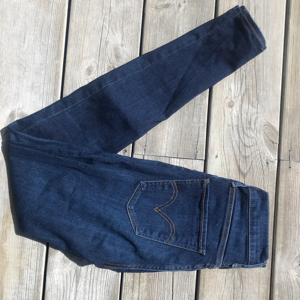 Mile high super skinny jeans från Levis. Blåa tighta högmdjade jeans som är använda ett fåtal gånger så är i mycket bra skick. Köparen står för frakt, kan mötas upp om du bor nära. Hör av dig vid frågor!. Jeans & Byxor.