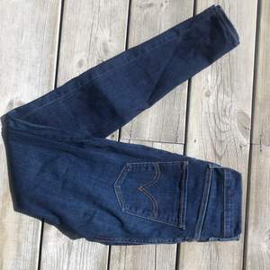 Mile high super skinny jeans från Levis. Blåa tighta högmdjade jeans som är använda ett fåtal gånger så är i mycket bra skick. Köparen står för frakt, kan mötas upp om du bor nära. Hör av dig vid frågor!