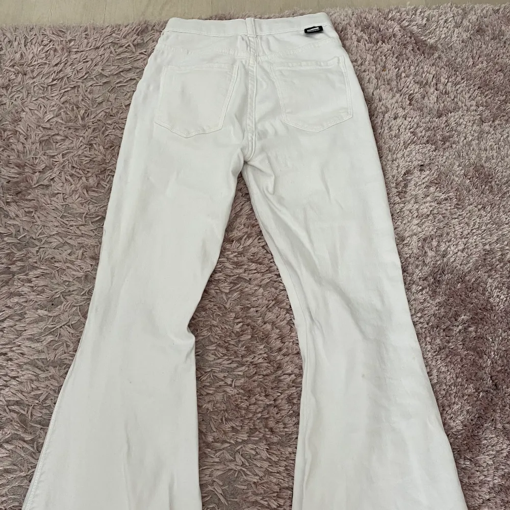 Säljer ett par skitsnygga vita bootcut jeans med hål på knäna 💖💖 jag är 167 och de passar perfekt! ingår frakt eller mötas upp i centrala Stockholm 🙌🏼🌸. Jeans & Byxor.