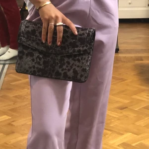 Glittrig leopard väska från MOSS  - Skitsnygg väska från Moss copenhagen i glittrigt lite lila leotyg 