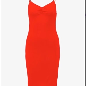 Tight Röd klänning - Har använd den 3 gånger och sedan dess har den bara hängt i garderoben, är i bra skick. Jag tvättar den innan jag skickar om du vill ! Köpare står för frakt annars möts jag upp i Göteborg :)