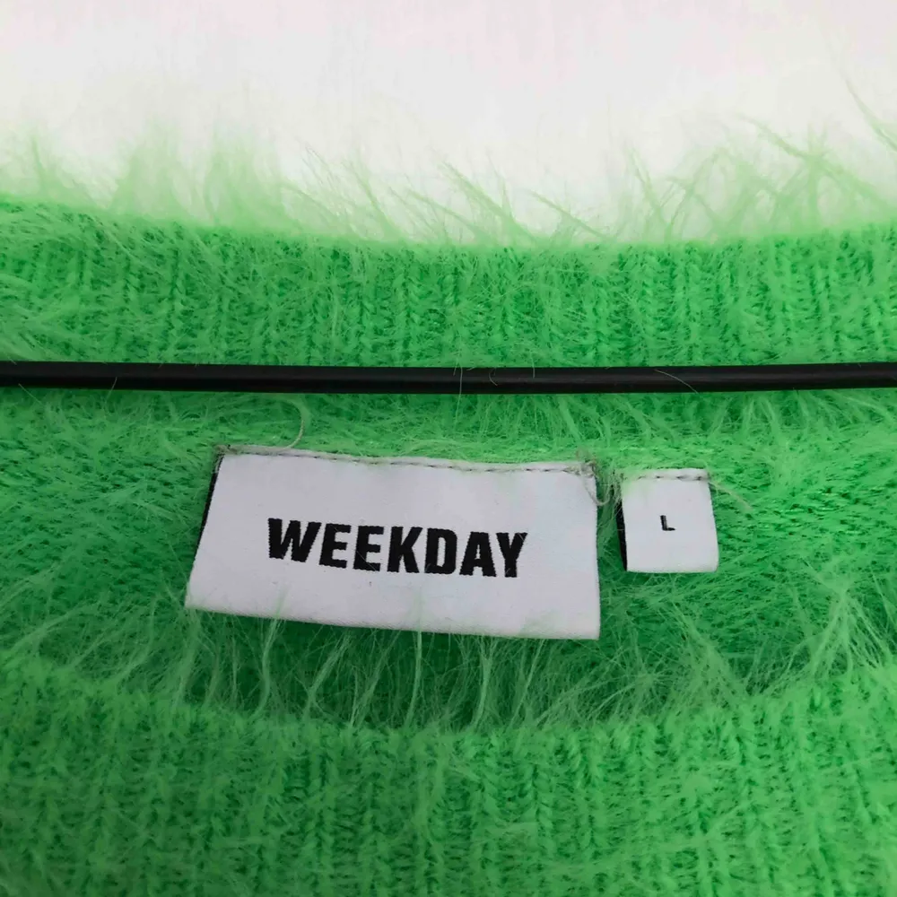 Sparsamt använd! Jättefin grön mjuk tröja från weekday!  Behöver bli av med allt snabbt då jag snart ska flytta, så kolla gärna in mina andra annonser också!🥰 Köpare står för frakt♻️🌱🌍. Hoodies.