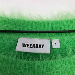 Sparsamt använd! Jättefin grön mjuk tröja från weekday!  Behöver bli av med allt snabbt då jag snart ska flytta, så kolla gärna in mina andra annonser också!🥰 Köpare står för frakt♻️🌱🌍