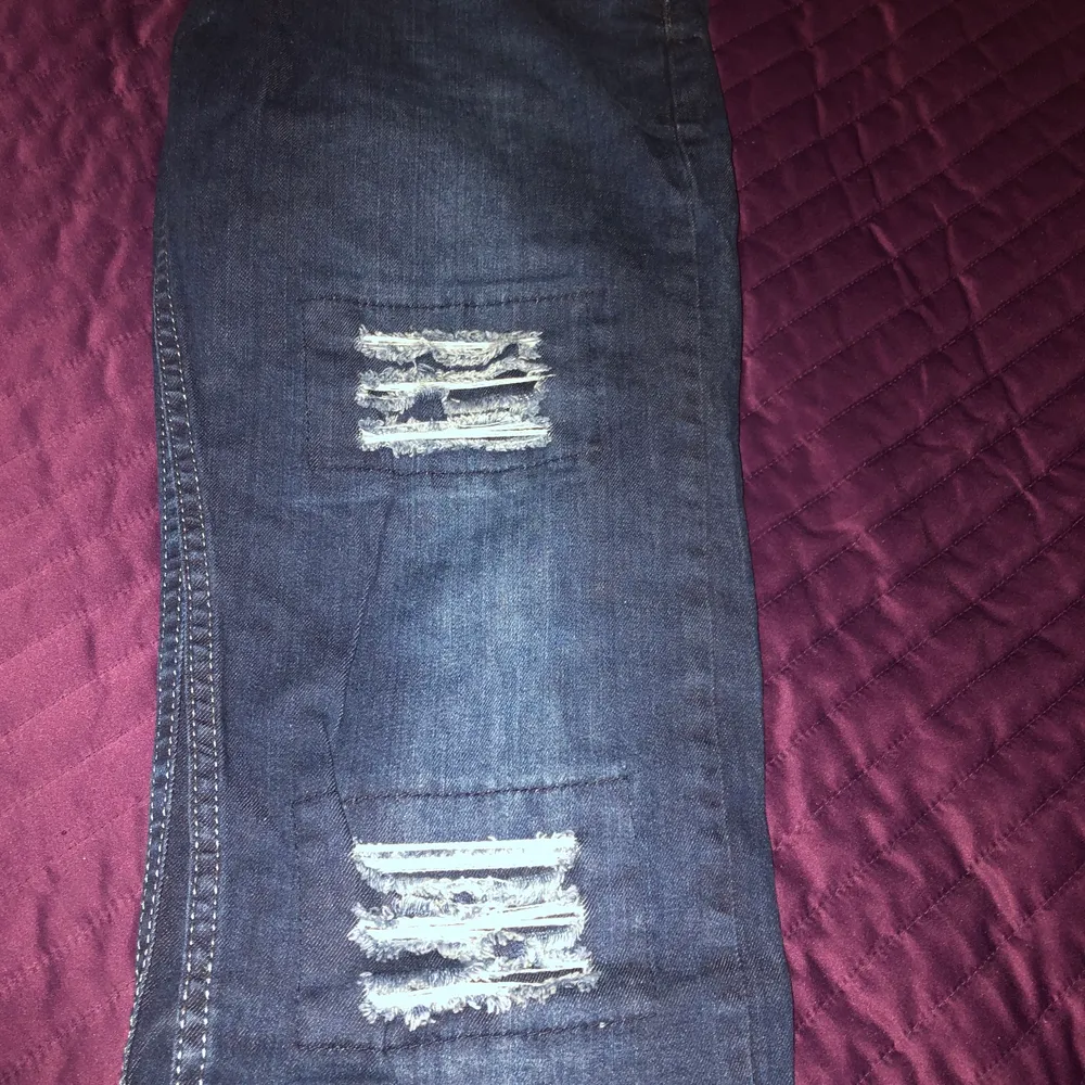 Herr jeans med slitningar, i nyskick, st W33 som motsvarar st M, för fler bilder skriv . Jeans & Byxor.