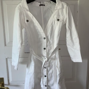 Vit Jeansklänning från boohoo - Jag köpte den men den var för liten för mig (jag är 176 cm). Frakten ingår i priset.             Kontakta mig för mer information. Priset kan diskuteras