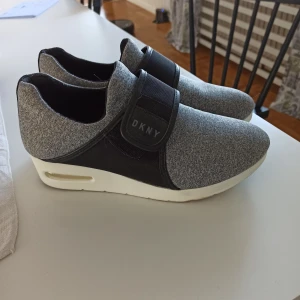DKNYskor, liten klack, fint skick strl40 - Coola skor från DKNY, knappt använda. Väldigt mjuka och bekväma.