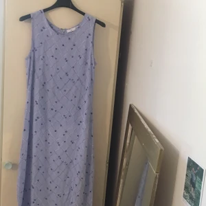 Vintage-klänning, Åhléns, 38 - Tidlöst stilren långklänning från Åhléns, i väldigt fint skick! :) Säljes för att den tyvärr inte kommer till användning så ofta som jag skulle vilja. Storlek: 38, längden på klänningen är 126 cm. Budgivning i kommentarerna om flera visar intresse 🌸🌸🌸