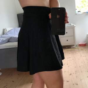 Svart kjol från H&M strl s