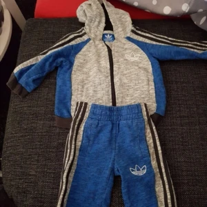 Ny Adidas dress 68 - Helt ny. Storlek 68 men stor i storleken. Pris kan diskuteras vid snabb affär. Köparen står för frakten spårbar 68kr. Säkerhet för både köpare och säljare. 