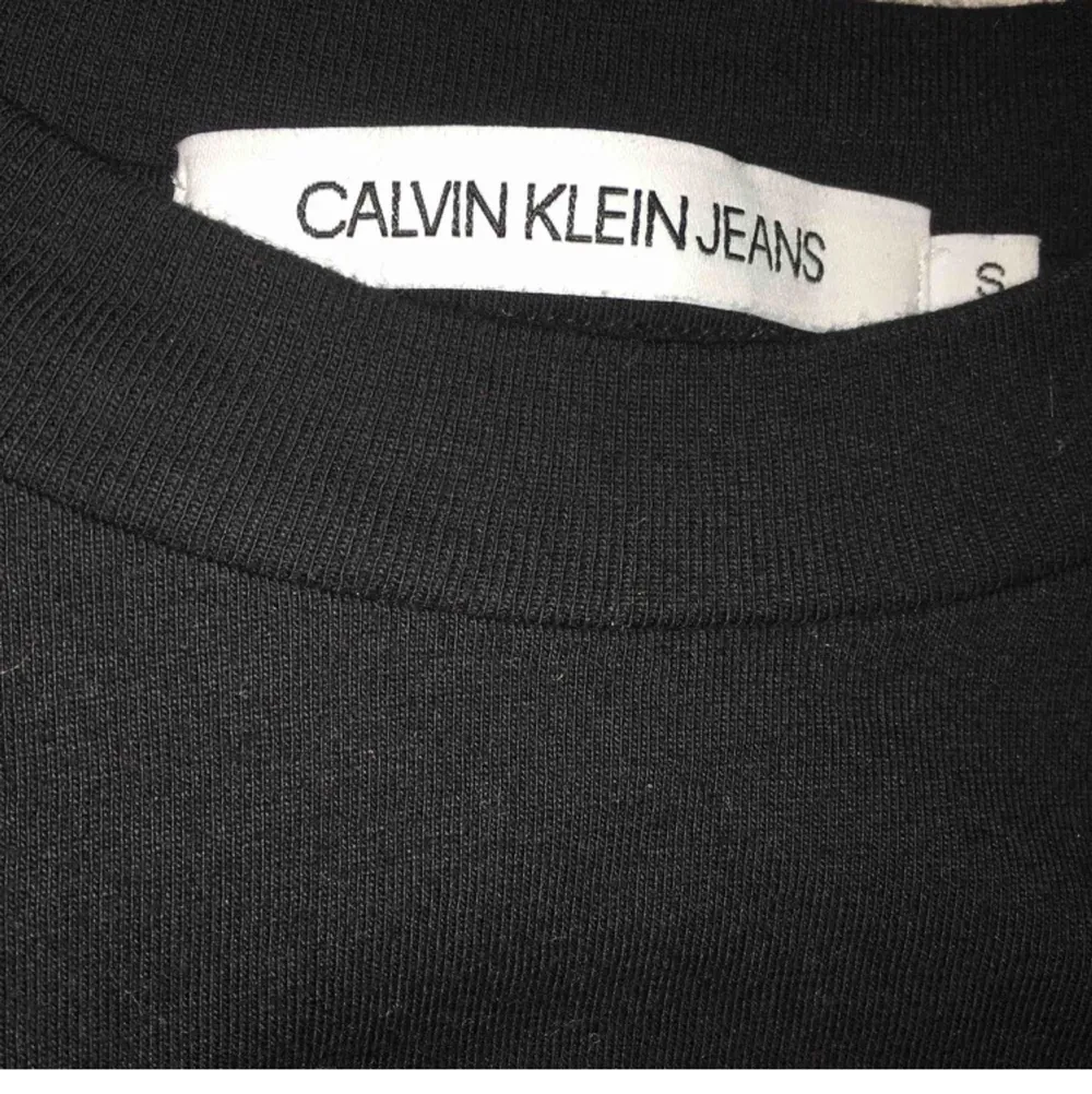 En jätte fin Calvin Klein tröja tunn. Den sitter lite som en magtröja. Använd en gång😊 40kr frakt, kan gå ner i pris🥰. Toppar.