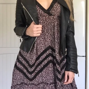 Klänning Lindex - Klänning från Lindex i fint skick. Strl 34/XS. Frakt tillkommer (ca 55kr)