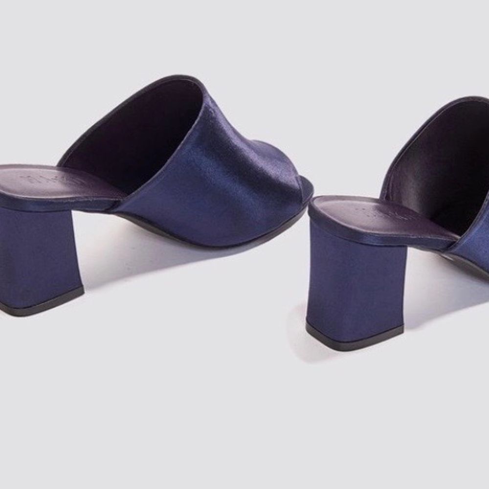 Fantastiskt fina ”satin mule heel sandals” i färgen blå från NA-KD. Helt slutsålda på hemsidan, ett måste i sommar!🥺⚡️✨ . Skor.