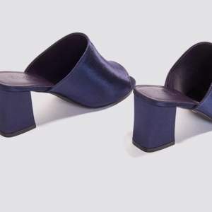 Fantastiskt fina ”satin mule heel sandals” i färgen blå från NA-KD. Helt slutsålda på hemsidan, ett måste i sommar!🥺⚡️✨ 