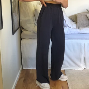 Långa byxor  - Så snygga och sköna långa byxor i mörkgrå färg. Frakt på 79 kronor tillkommer. 