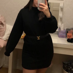 Sweatshirt klänning  - Sweatshirt klänning från Berskah hög i kragen. Använd 2 gånger och är i nytt skick. Matcha med ett bälte runt midjan 💕