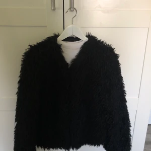 Svart pälsjacka från Vero Moda  - Säljer min pälsjacka från Vero Moda💘 aldrig använd och frakten ingår i priset 