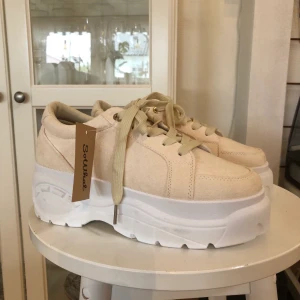 BEIGA SNEAKERS  38 - Helt nya sneakers från SoWhat, säljer enbart pga för stora för mig :( 