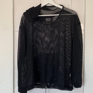 Träningtröja i mesh - Storlek 40 men passar som oversize. Har luva och ficka fram